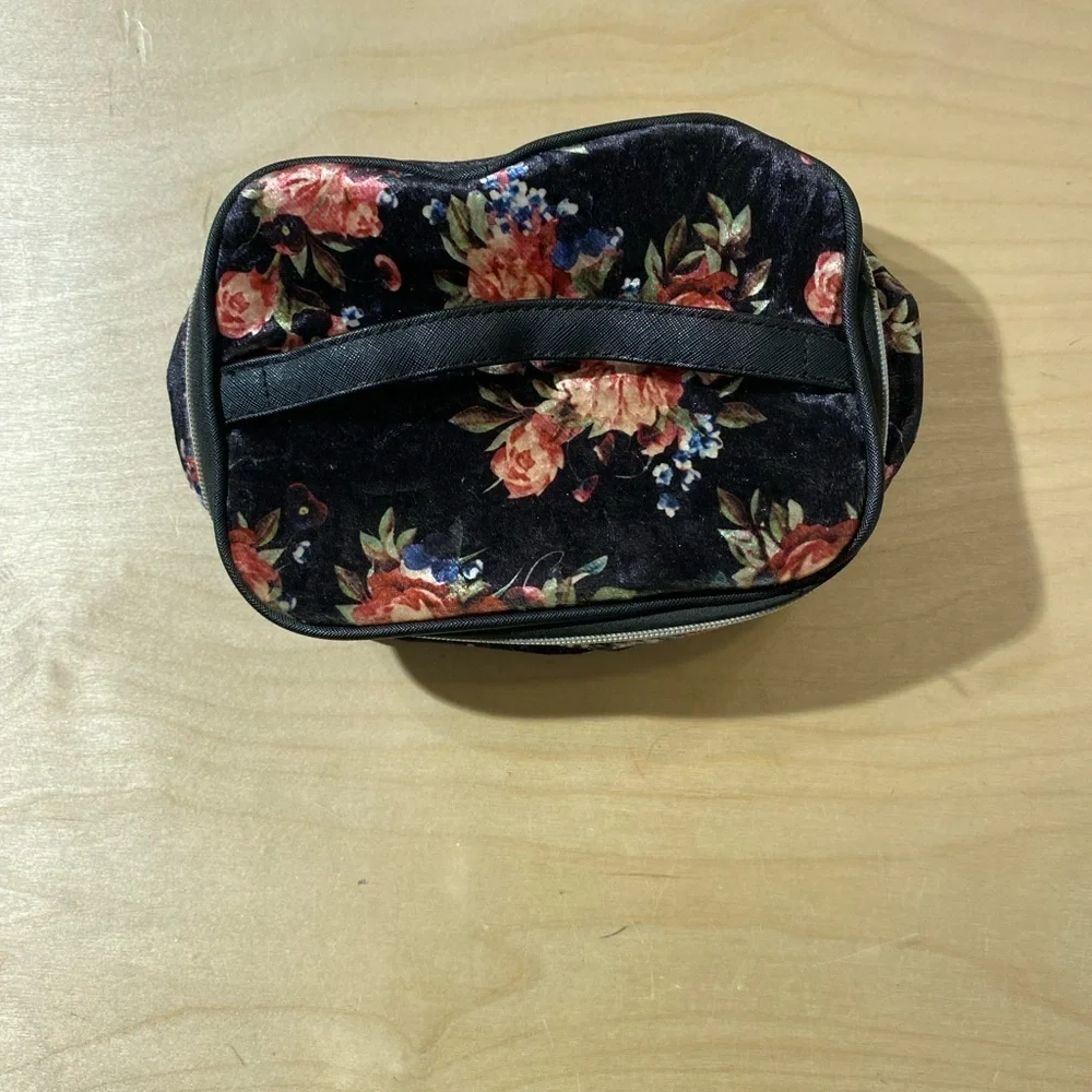 Under One Sky Floral Velvet Women's Cosmetic Bag (MG)